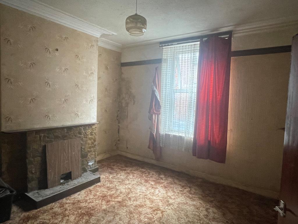 Lot: 40 - TERRACED PROPERTY FOR IMPROVEMENT - Living room